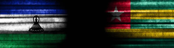 莱索托和多哥黑色背景旗 — 图库照片