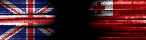 Kara Arkaplanda Birleşik Krallık Tonga Bayrakları — Stok fotoğraf