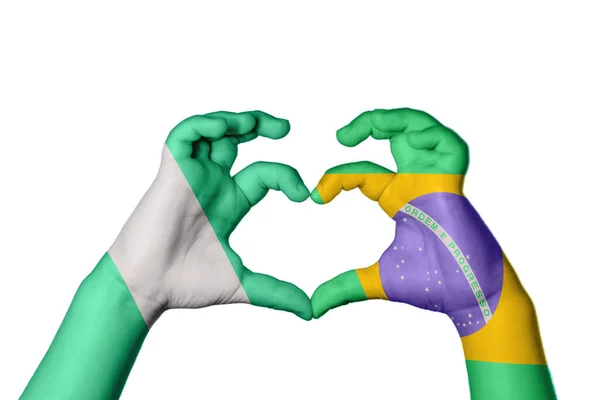 尼日利亚巴西心脏 手手势制造心脏 收割路径 — 图库照片