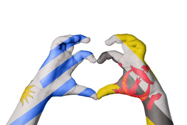 Ουρουγουάη Μπρουνέι Καρδιά Χέρι Χειρονομία Κάνοντας Καρδιά Ψαλίδισμα Μονοπάτι — Φωτογραφία Αρχείου