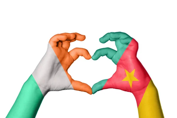 Irlandia Kamerun Serce Ręczny Gest Podejmowania Serca Ścieżka Clipping — Zdjęcie stockowe