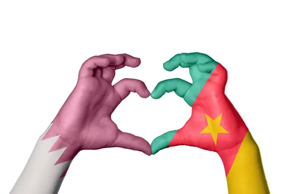 Qatar Kamerun Hjärta Hand Gest Att Göra Hjärta Klippbana — Stockfoto