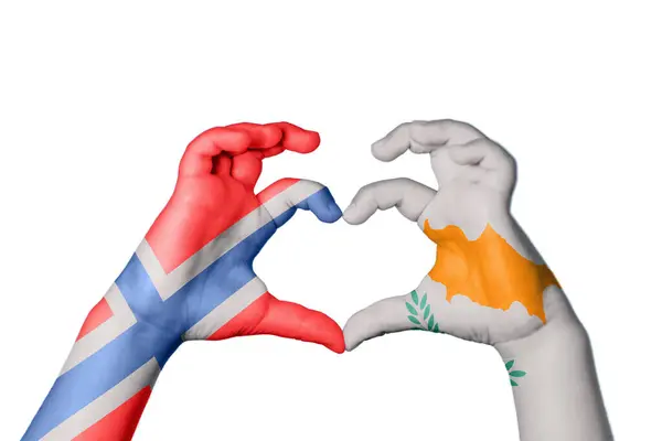 노르웨이 키프로스 심장을 만드는 제스처 클리핑 — 스톡 사진