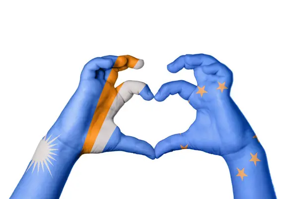 马绍尔群岛欧洲联盟心脏 手举着手制造心脏 收割路径 — 图库照片