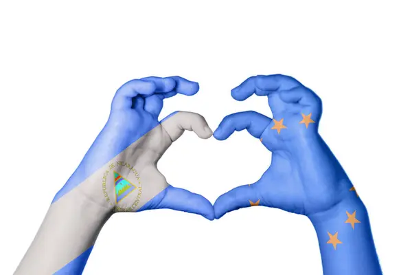 Νικαράγουα Ευρωπαϊκή Ένωση Καρδιά Χειρονομία Χέρι Καθιστώντας Την Καρδιά Ψαλιδίζοντας — Φωτογραφία Αρχείου