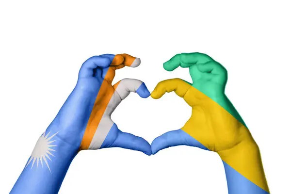 马绍尔群岛加蓬心脏 手举着手制造心脏 收割路径 — 图库照片