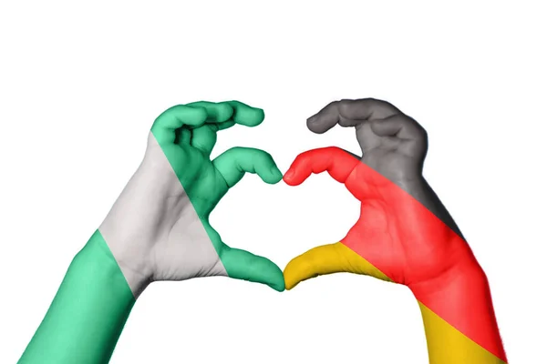 尼日利亚德国心脏 手举着手制造心脏 修整道路 — 图库照片
