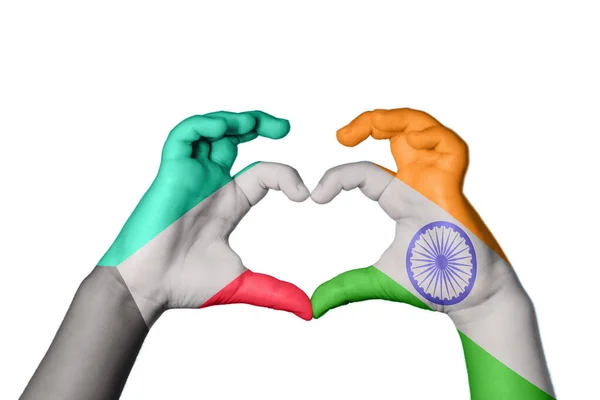 Кувейт Индийское Сердце Жест Руки Делает Сердце Клиппинг Путь — стоковое фото