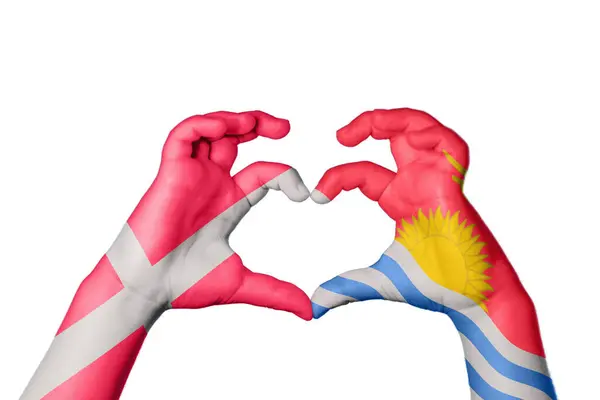 丹麦基里巴斯心脏 手的姿势制造心脏 收割路径 — 图库照片