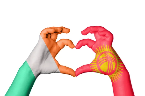 Ірландія Киргизстан Серце Жест Рук Робить Серце Відсікаючи Шлях — стокове фото
