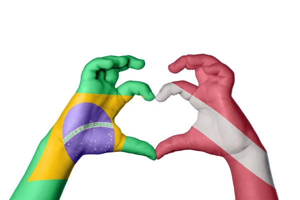 Brazylia Łotwa Serce Ręka Gestem Podejmowania Serca Ścieżka Clipping — Zdjęcie stockowe