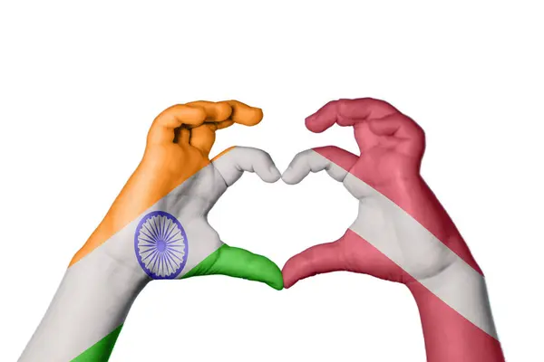 Indie Łotwa Serce Ręka Gestem Podejmowania Serca Ścieżka Clipping — Zdjęcie stockowe