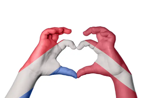 荷兰拉脱维亚心脏 手手势制造心脏 修整道路 — 图库照片