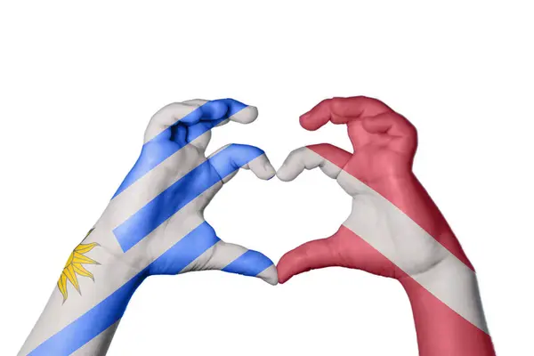 乌拉圭拉脱维亚心 手手势造心 收割之路 — 图库照片