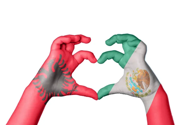 Αλβανία Καρδιά Μεξικού Και Χειρονομία Χέρι Κάνοντας Καρδιά Ψαλιδίζοντας Μονοπάτι — Φωτογραφία Αρχείου