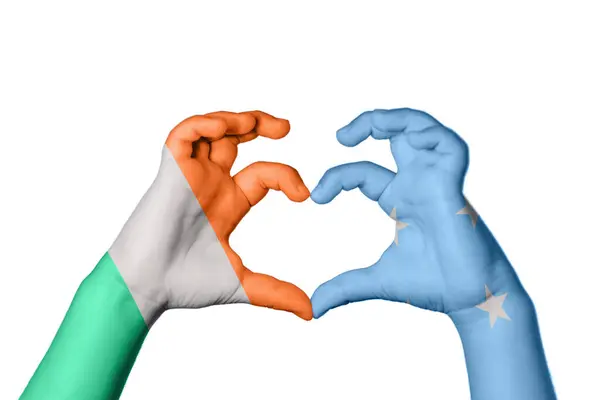 Ирландия Микронезия Сердце Жест Руки Делает Сердце Клиппинг Путь — стоковое фото