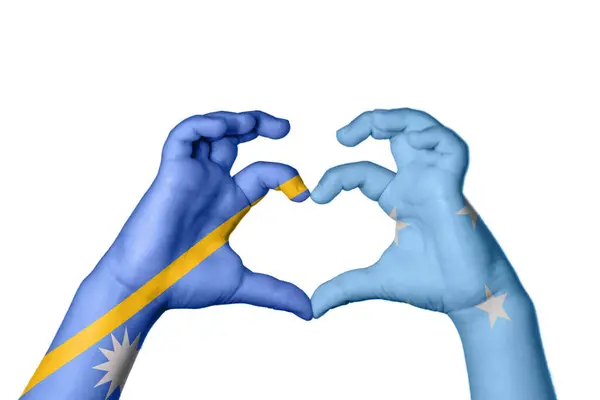 瑙鲁密克罗尼西亚心脏 手举着手制造心脏 收割路径 — 图库照片