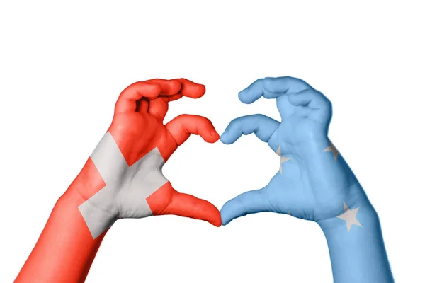 瑞士密克罗尼西亚心脏 手举着手制造心脏 收割路径 — 图库照片