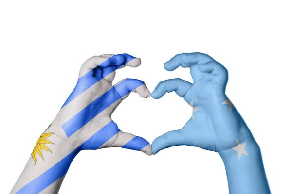 Ουρουγουάη Micronesia Heart Χέρι Χειρονομία Κάνοντας Καρδιά Ψαλιδίζοντας Διαδρομή — Φωτογραφία Αρχείου
