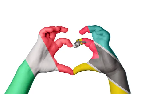 意大利莫桑比克心脏 手举着手制造心脏 收割路径 — 图库照片
