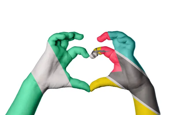 尼日利亚Mozambique Heart Hand Gesture Making Heart Clipping Path — 图库照片