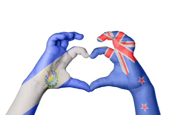 萨尔瓦多新西兰心脏 手举着手制造心脏 修整道路 — 图库照片