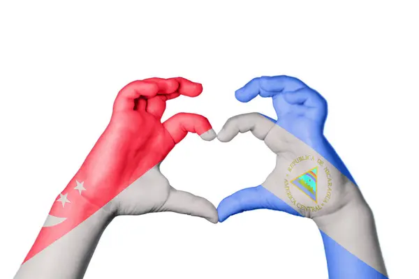 Singapur Nikaragua Heart Ręki Gest Podejmowania Serca Ścieżka Clipping — Zdjęcie stockowe