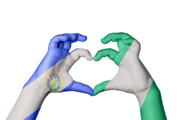 萨尔瓦多尼日利亚心脏 手手势制造心脏 收割路径 — 图库照片