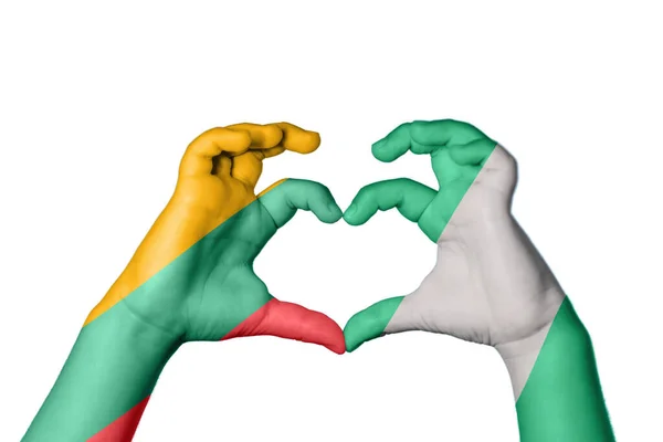 立陶宛尼日利亚心脏 手举着手制造心脏 修整道路 — 图库照片