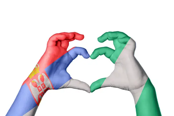 塞尔维亚尼日利亚心 手手势造心 收割之路 — 图库照片