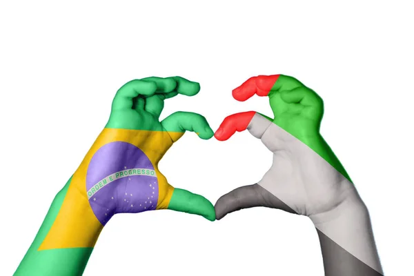 巴西阿拉伯联合酋长国心脏 手举着手制造心脏 收割路径 — 图库照片