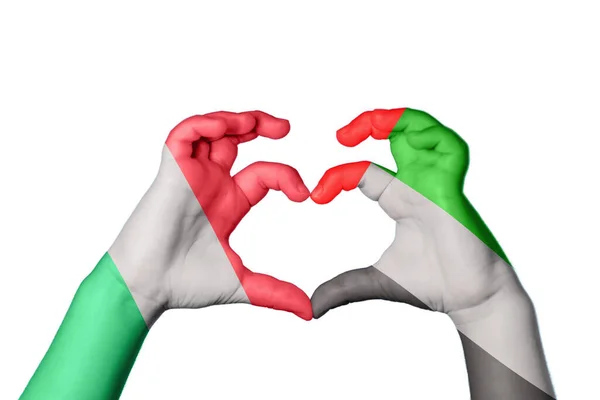 意大利阿拉伯联合酋长国心脏 手举着手制造心脏 修整道路 — 图库照片