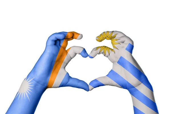 马绍尔群岛乌拉圭心脏 手举着手制造心脏 收割路径 — 图库照片