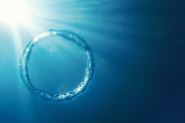 Kabarcık halkası Su altında güneşe doğru yükselir