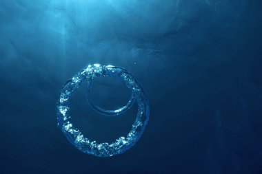 Su altındaki kabarcıklar güneşe doğru yükseliyor.