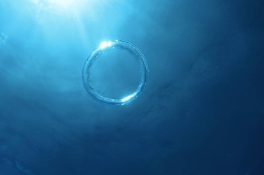 Kabarcık halkası Su altında güneşe doğru yükselir