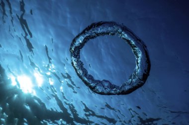 Kabarcık halkası Su altında güneşe doğru yükselir