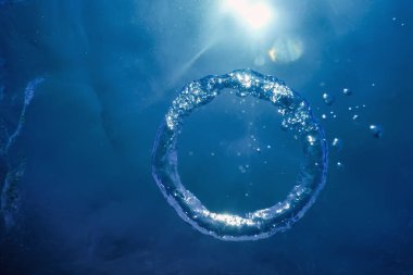 Kabarcık halkası Su altında güneşe doğru yükselir