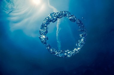 Kabarcık halkası Su altında güneşe doğru yükselir