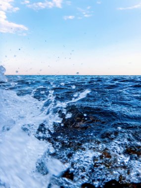 Deniz dalgası sıçrıyor, düşük açılı su arkaplanı