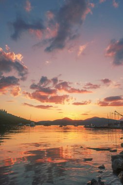 Marina 'da Yaz Günbatımı Yelkenli Tekneleri ve Yatları
