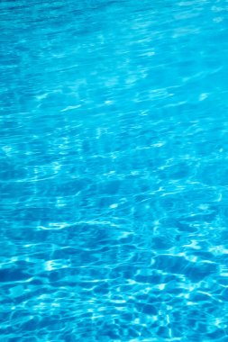 Yüzme havuzu suyu. Dalgalı Su. Güneş Yansıma arkaplanı.