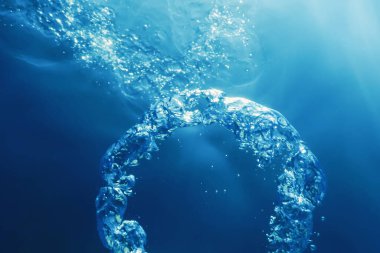 Kabarcık halkası Su altında güneşe doğru yükselir.