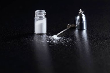 Siyah Arkaplanda Kokain, Kokain Şişesi