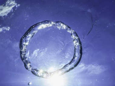 Kabarcık Halkası Güneş 'e doğru yükseliyor, suyun altında.