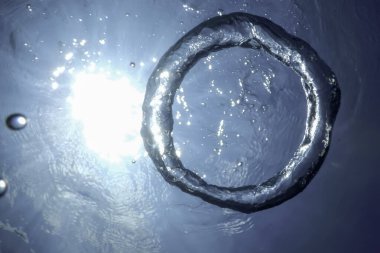 Sualtı Baloncuk Halkası Güneş 'e doğru yükseliyor