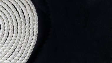 Siyah Arkaplan Üst Görünümünde Beyaz İp, Kopyalama Boşluğu ile