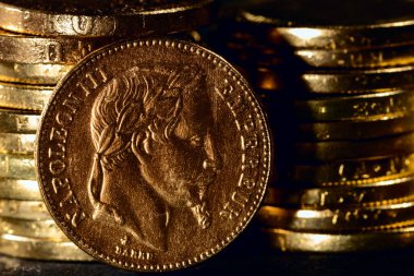 Napolyon İmparatoru III. Fransa 'nın altın sikkeleri koyu arkaplanda
