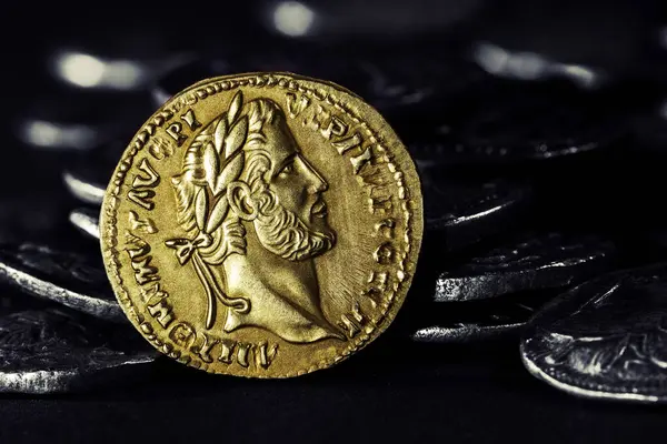 stock image Roman Coin, Gold Aureus of Antoninus Pius, Gold Coin 153 AD