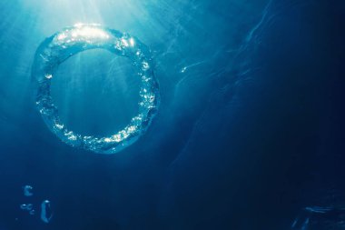 Kabarcık halkası Su altında güneşe doğru yükselir